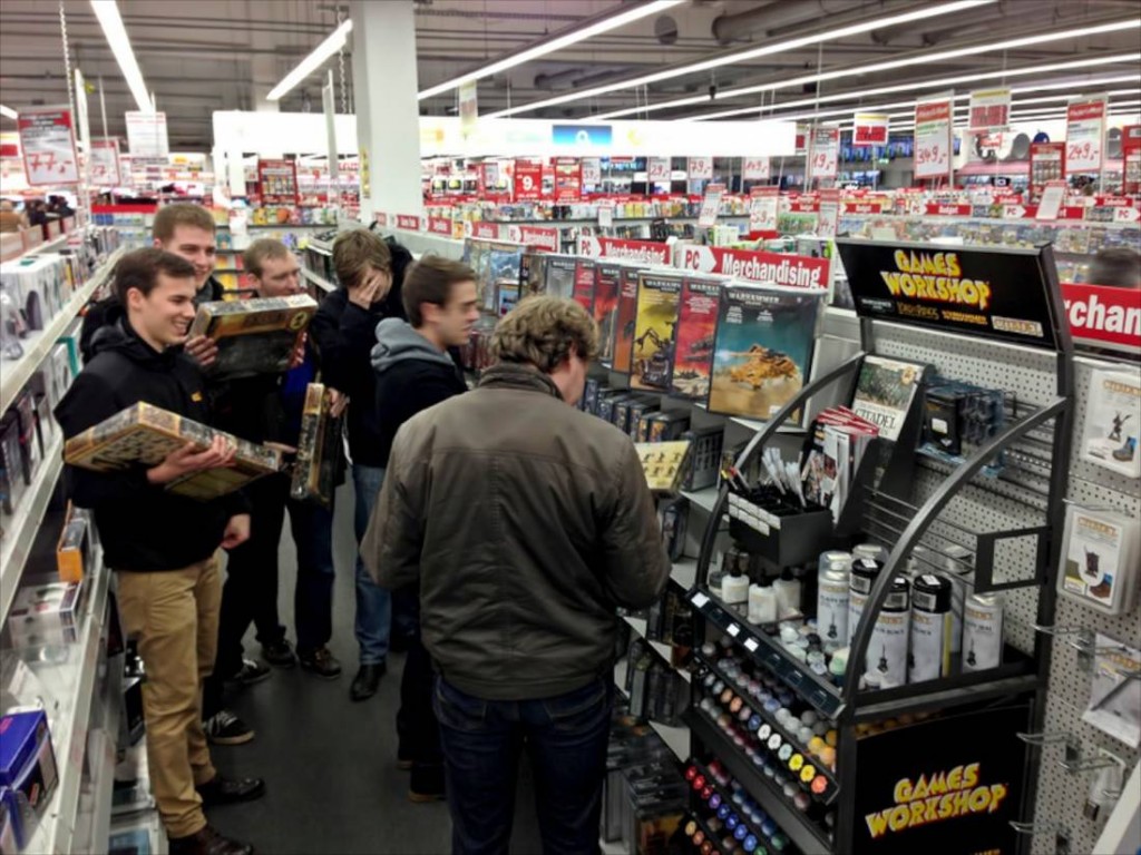 Die Hobbitfanboys Finarfin, Stepx, SörLanselot, Gotzmog, Sauronsmund2 und Blood Brother beim Shoppen im Mediamarkt Bad Kreuznach, wo dank Thrifles GW-Miniaturen erhältlich sind.